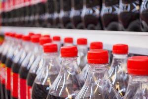 garrafas de refrigerantes nas prateleiras do supermercado foto