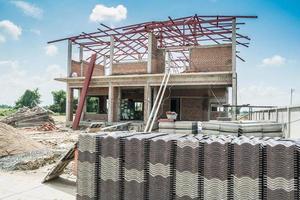 pilha de telhas para construir nova casa no canteiro de obras foto