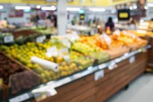 supermercado mercearia com frutas e legumes nas prateleiras fundo desfocado foto