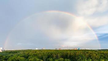 vista panorâmica do arco-íris no céu azul nublado foto