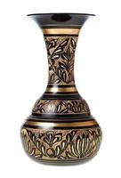 vista lateral do vaso indiano de latão esculpido isolado foto
