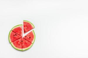 fatias de melancia fresca no fundo branco foto