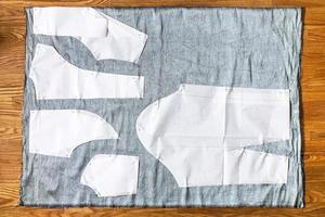 vista superior de layouts de padrão de costura de papel em tecido foto