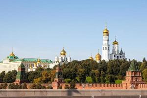 vista da catedral do kremlin na cidade de moscou no outono foto