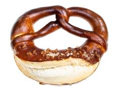 bretzel com cristais de sal isolados em branco foto