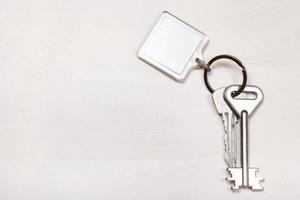 pacote de chaves no anel com chaveiro branco em branco foto