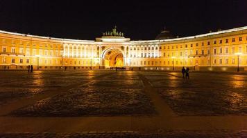 Praça do palácio e prédio do estado-maior na noite foto