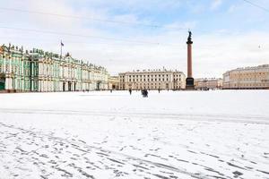 vista da praça do palácio coberta de neve em são petersburgo foto