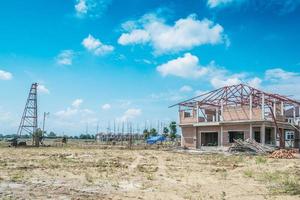 construção de casa nova residencial no canteiro de obras com nuvens e céu azul foto