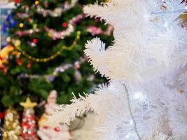 closeup fundo de árvore de natal branco foto