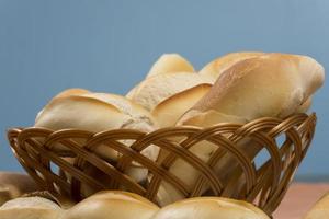 cesta de pães franceses foto