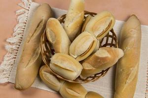 cesta de pães franceses foto