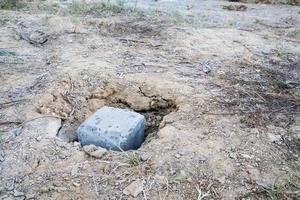 pilhas de concreto no chão para fundação de construção de casas foto