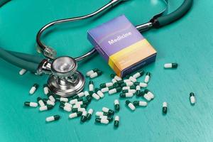 conceito médico e de doença de cuidados de saúde. pílulas e fundo de equipamentos médicos com um medicamento falso de caixa de drogas. foto