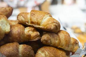 pão na prateleira do mercado. foto