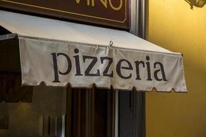 Veneza, Itália, 2017 - um toldo de pizzaria com a palavra pizzaria na fachada de um restaurante na Itália. foto