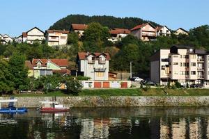 vista da cidade de visegrad na bósnia e herzegovina e o rio drina foto