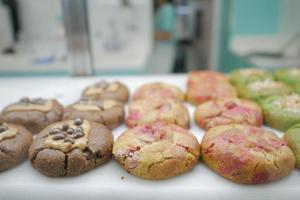 close-up de exibição de biscoitos doces à venda em singapura foto