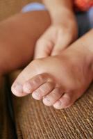 close-up de pés secos de criança de 5 anos na cama foto