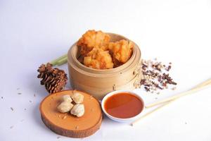 ekado comida dimsum com molho foto