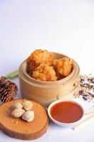 ekado comida dimsum com molho foto