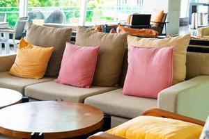 almofadas confortáveis no sofá para relaxar foto