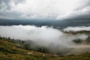 nuvens no vale da montanha mais baixa foto