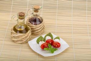 salada caprese em fundo de madeira foto