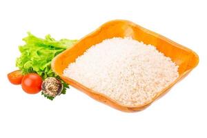 arroz em uma tigela no fundo branco foto
