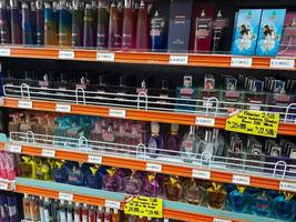 jombang, east java, indonésia, 2022 - fileiras de prateleiras de perfumes em supermercados de várias marcas conhecidas na indonésia. retrato de exposição de perfume no shopping. foto