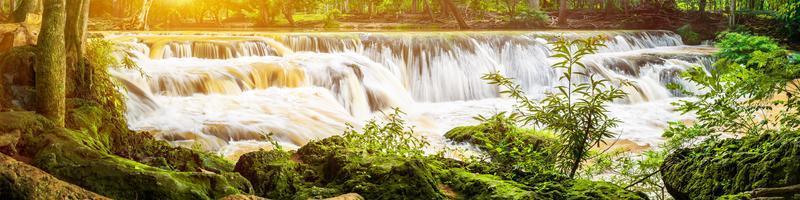 cachoeira panorama na montanha na floresta tropical no parque nacional foto