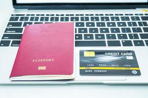 cartão de crédito e passaporte no teclado foto