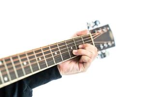 mãos tocando guitarra em branco foto