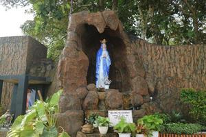 a estátua da virgem maria está no local de oração para a caverna maria sartika, sampangan, semarang indonésia foto