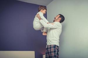 brincalhão pai e filho se divertindo no quarto. foto