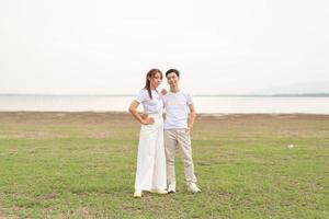 feliz jovem casal asiático na camiseta dos noivos foto