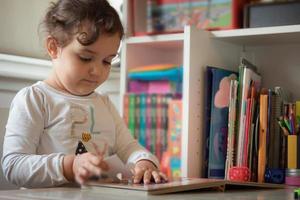 menina bonitinha conectando quebra-cabeça. foto