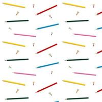 padrão de lápis de cor em um fundo branco. escola. padrões escolares. foto