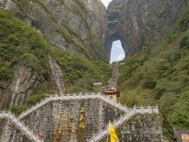 zhangjiajie.china-15 de outubro de 2018.caverna do portão do céu do parque nacional da montanha de tianmen na cidade de zhangjiajie china.tianmen mountain o destino de viagem da cidade de hunan zhangjiajie china