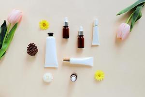 postura plana de vários produtos orgânicos para a pele e beleza para maquete com flores em estilo minimalista foto