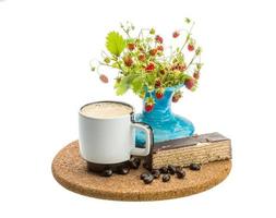 café com bolo na placa de madeira e fundo branco foto