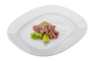 carpaccio de carne na chapa e fundo branco foto