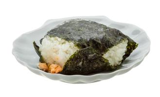 bolinho de arroz japonês com salmão no prato e fundo branco foto