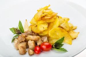 carne de porco frita com batata foto