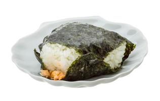 bolinho de arroz japonês com salmão no prato e fundo branco foto