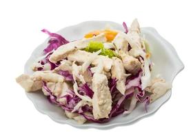 salada de frango no prato e fundo branco foto