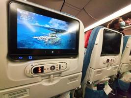 istambul, turquia, em julho de 2022. o interior do assento do passageiro de um avião da turkish airlines que possui uma tela sensível ao toque para entretenimento a bordo. foto