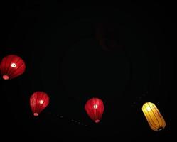 lanterna de papel à noite, em um festival chinês em pantai indah kapuk. foto