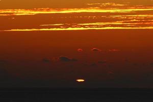 o sol se põe abaixo do horizonte no mar mediterrâneo no norte de israel. foto