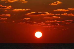 o sol se põe abaixo do horizonte no mar mediterrâneo no norte de israel. foto